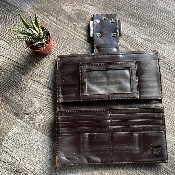 **Sold** Vintage FENDI long wallet - Picture 4 of 7